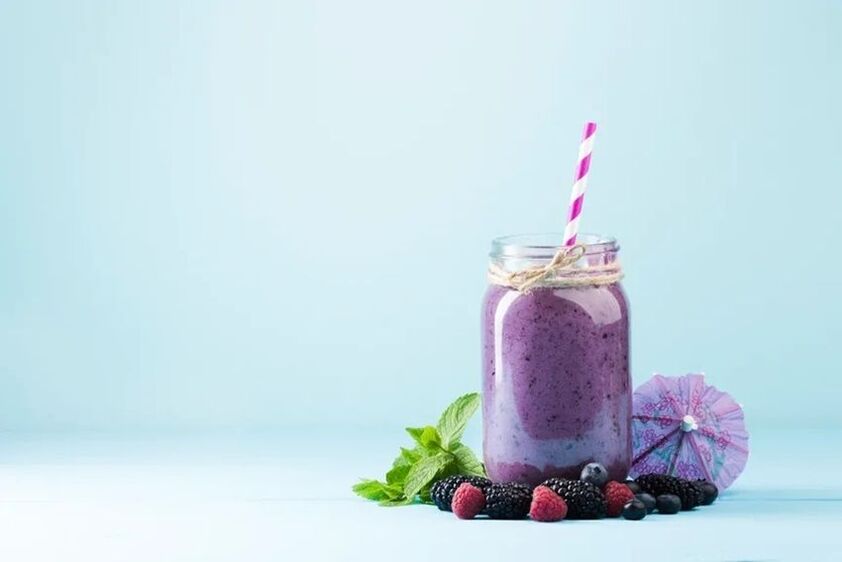 Uebst a Berry Smoothies op enger Low-Carb Diät